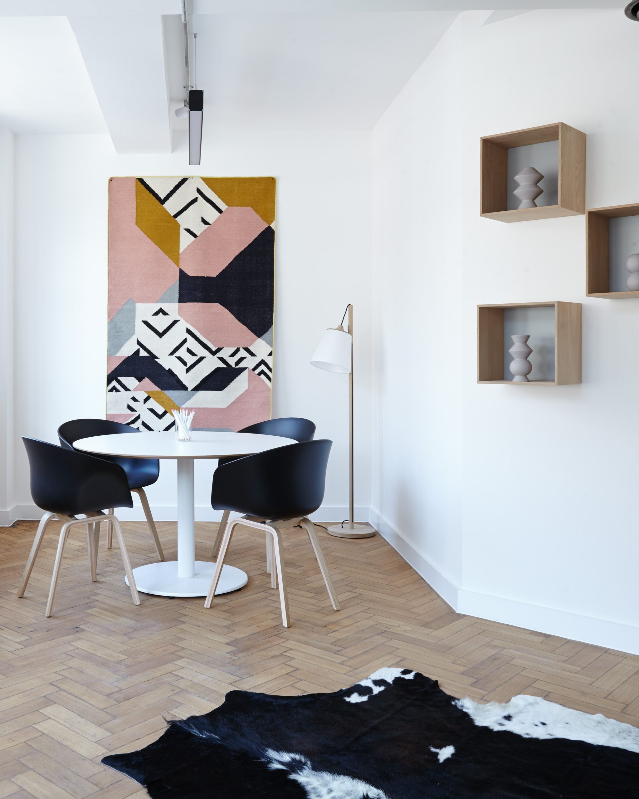 45pexels-chairs-2181968